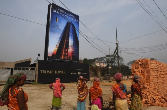 Potret buruh wanita India bangun Menara Trump demi kebutuhan