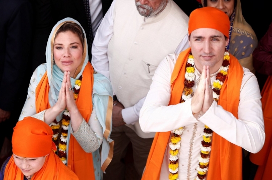 Gaya PM Justin Trudeau berkunjung ke kuil emas India