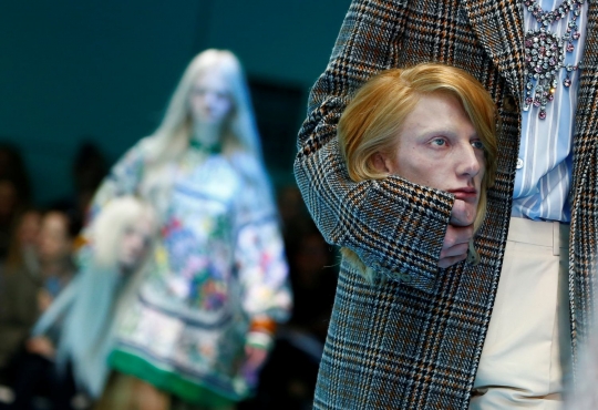 Seram, model tenteng 'kepalanya' di catwalk Milan Fashion Week