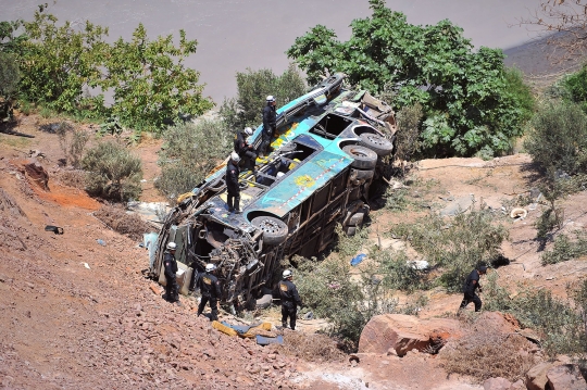 Bus masuk jurang tewaskan 35 orang di Peru