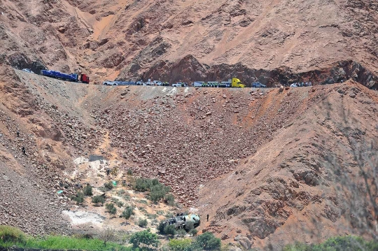 Bus masuk jurang tewaskan 35 orang di Peru