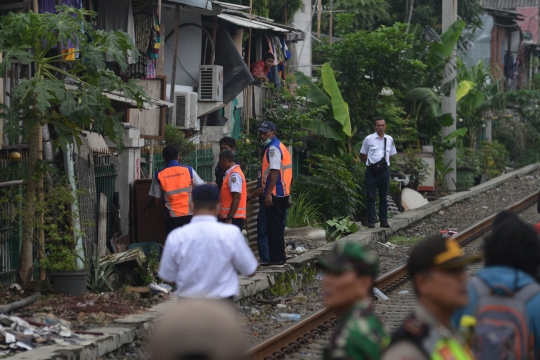 Aparat sterilkan jalur KRL Grogol dari bangunan liar