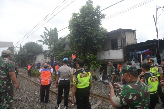 Aparat sterilkan jalur KRL Grogol dari bangunan liar