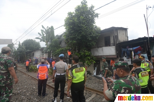 Foto : Aparat sterilkan jalur KRL Grogol dari bangunan 