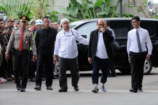 Tiba dengan Alphard, Novel disambut Laode dan Abraham Samad di KPK