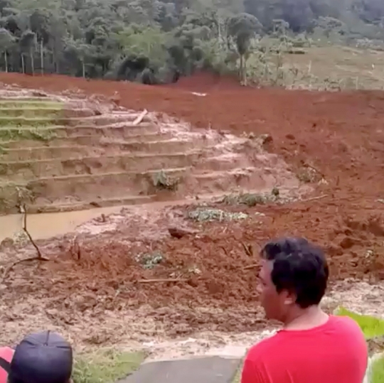 Longsor di Brebes yang tewaskan 5 orang jadi bidikan kamera warga