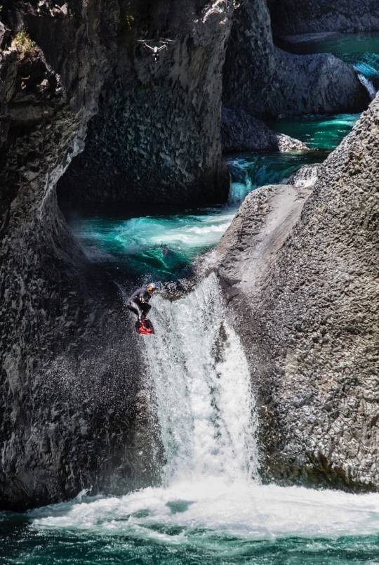 Menegangkan, pria ini nekat bermain wakeboard di air terjun