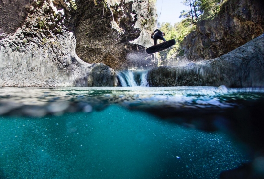 Menegangkan, pria ini nekat bermain wakeboard di air terjun