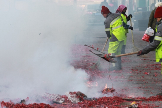 Mohon bisnis lancar, para pemilik toko bakar ratusan petasan