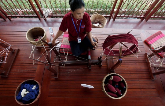Menengok pembuatan syal terpanjang di Kamboja