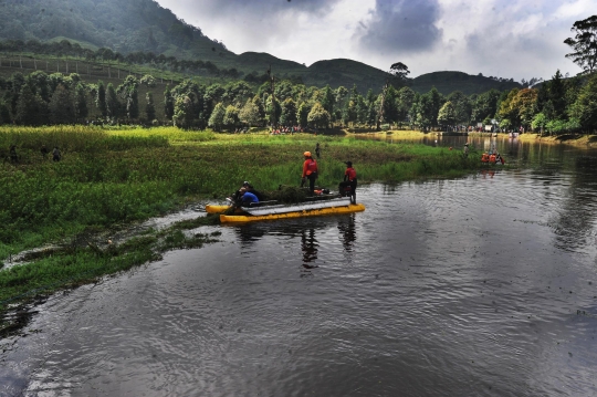 Aksi bersih alam di mata air Sungai Ciliwung