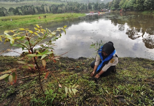 Aksi bersih alam di mata air Sungai Ciliwung