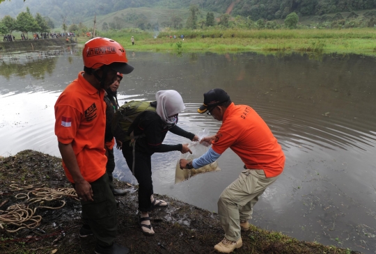 Aksi bersih alam di mata air Sungai Ciliwung