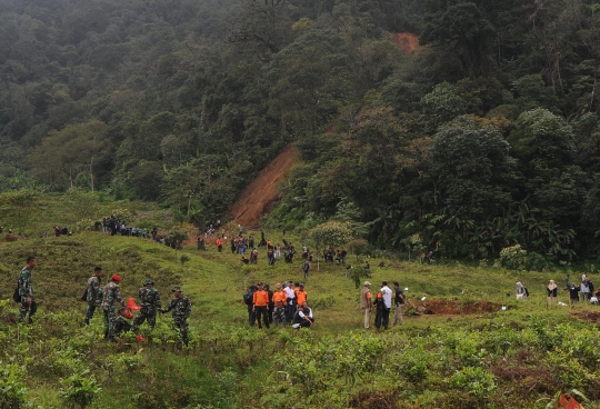 Aksi bersih alam di mata air Sungai Ciliwung