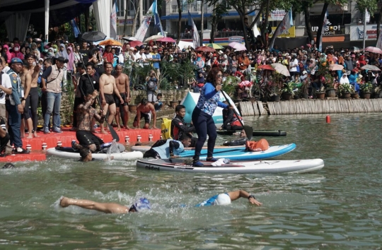 Keseruan Sandiaga dan Menteri Susi balapan di Danau Sunter