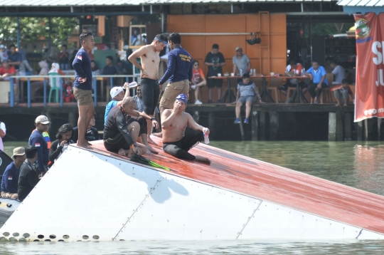 Keseruan Sandiaga dan Menteri Susi balapan di Danau Sunter