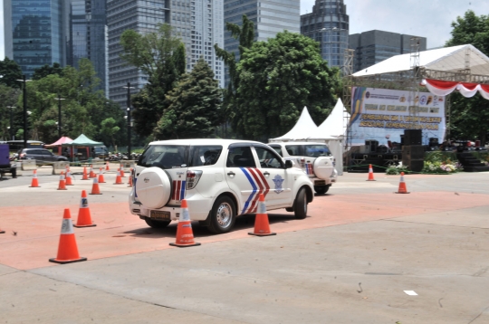 Antusias ratusan sopir taksi online bikin SIM murah di GBK