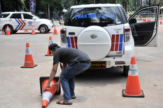 Antusias ratusan sopir taksi online bikin SIM murah di GBK