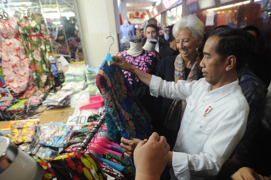 Keakraban Jokowi dan Direktur IMF saat blusukan ke Pasar Tanah Abang