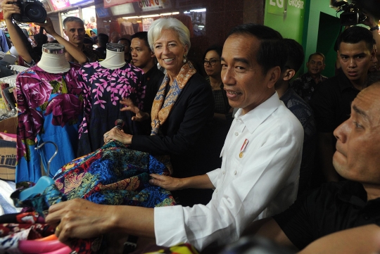 Keakraban Jokowi dan Direktur IMF saat blusukan ke Pasar Tanah Abang