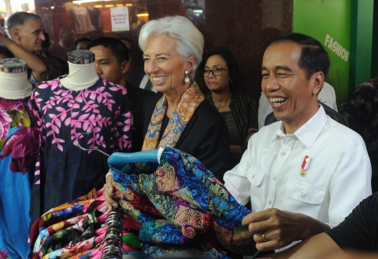 Keakraban Jokowi dan Direktur IMF saat blusukan ke Pasar Tanah Abang