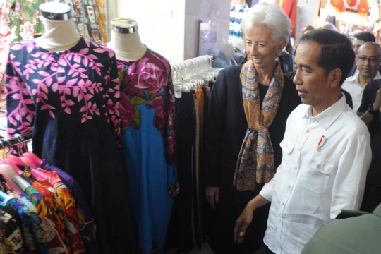 Keakraban Jokowi dan Direktur IMF saat blusukan ke Pasar Tanah Abang