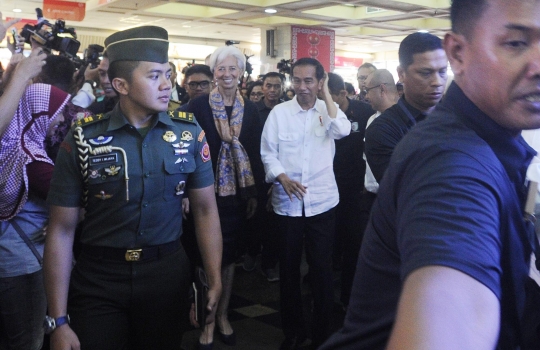 Keakraban Jokowi dan Direktur IMF saat blusukan ke Pasar Tanah Abang