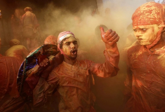 Warna-warni Festival Holi di India