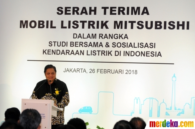 Foto Kemenperin terima 10 mobil listrik  dari Mitsubishi 