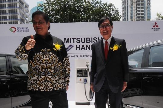 Gaya Menperin jajal mobil listrik pemberian Mitsubishi