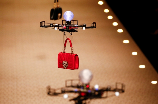 Bak model, drone-drone ini jinjing tas di Milan Fashion Week