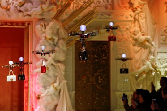 Bak model, drone-drone ini jinjing tas di Milan Fashion Week