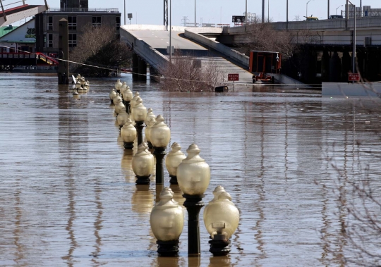 Parahnya banjir rendam Louisville sampai lampu taman nyaris tenggelam