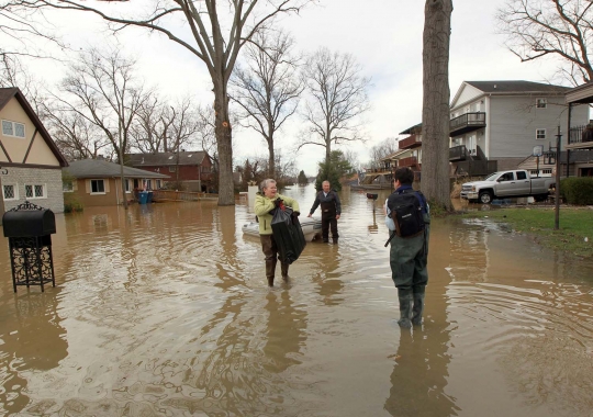 Parahnya banjir rendam Louisville sampai lampu taman nyaris tenggelam