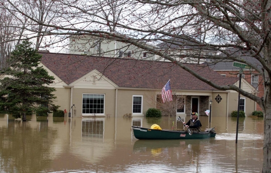 Parahnya banjir rendam Louisville sampai lampu taman nyaris tenggelam