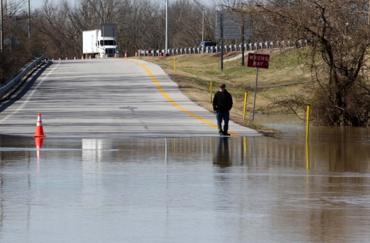 Parahnya banjir rendam Louisville sampai lampu taman nyaris tenggelam