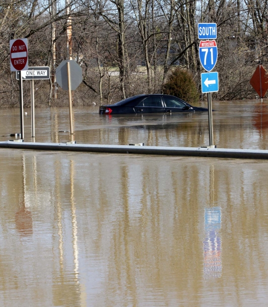 Parahnya banjir rendam Louisville sampai lampu taman nyaris tenggelam