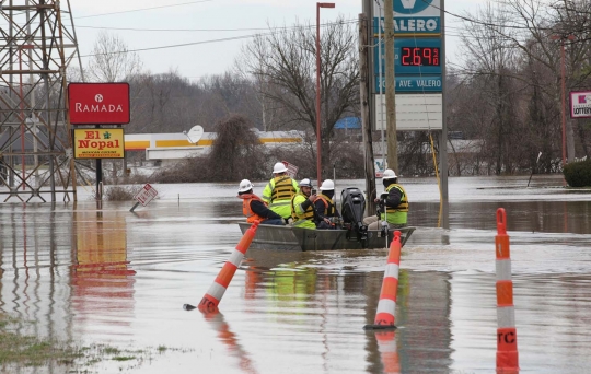 Parahnya banjir rendam Louisville sampai lampu taman nyaris tenggelam