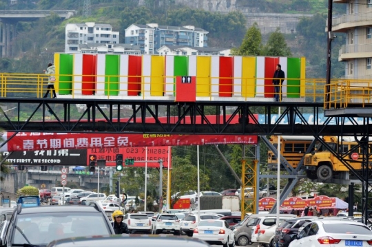 Unik, jembatan penyeberangan di China ini dilengkapi toilet umum