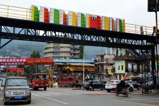 Unik, jembatan penyeberangan di China ini dilengkapi toilet umum