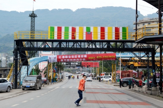 Unik, jembatan penyeberangan di China ini dilengkapi toilet umum