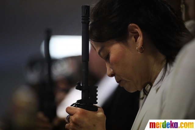  Foto Jemaah gereja di AS hadiri upacara dengan membawa 