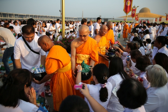 Melihat sakralnya upacara Magha Puja di Thailand