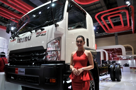 Model seksi ramaikan pameran bus dan truk terbaru di GIICOMVEC 2018