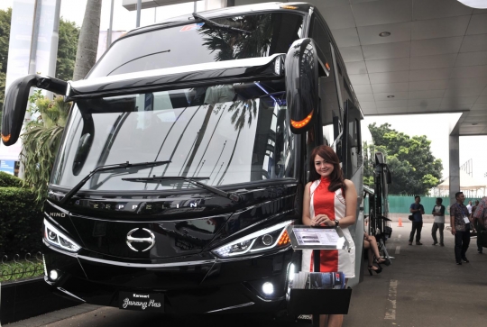 Model seksi ramaikan pameran bus dan truk terbaru di GIICOMVEC 2018