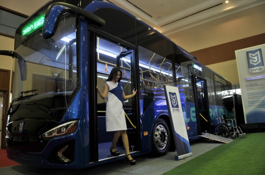 Model seksi ramaikan pameran bus dan truk terbaru di GIICOMVEC 2018