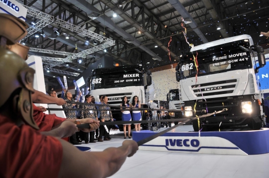 Model seksi ramaikan pameran bus dan truk terbaru di GIICOMVEC 2018