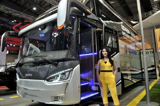 Model seksi ramaikan pameran bus dan truk terbaru di GIICOMVEC 2018