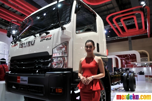 Foto Model seksi ramaikan pameran bus dan truk  terbaru  