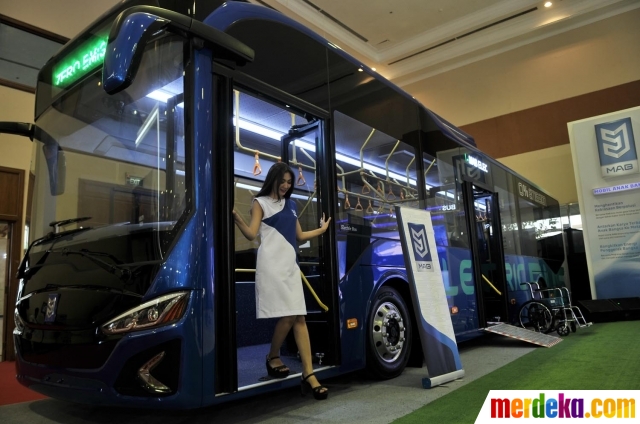 Foto : Model seksi ramaikan pameran bus dan truk terbaru 